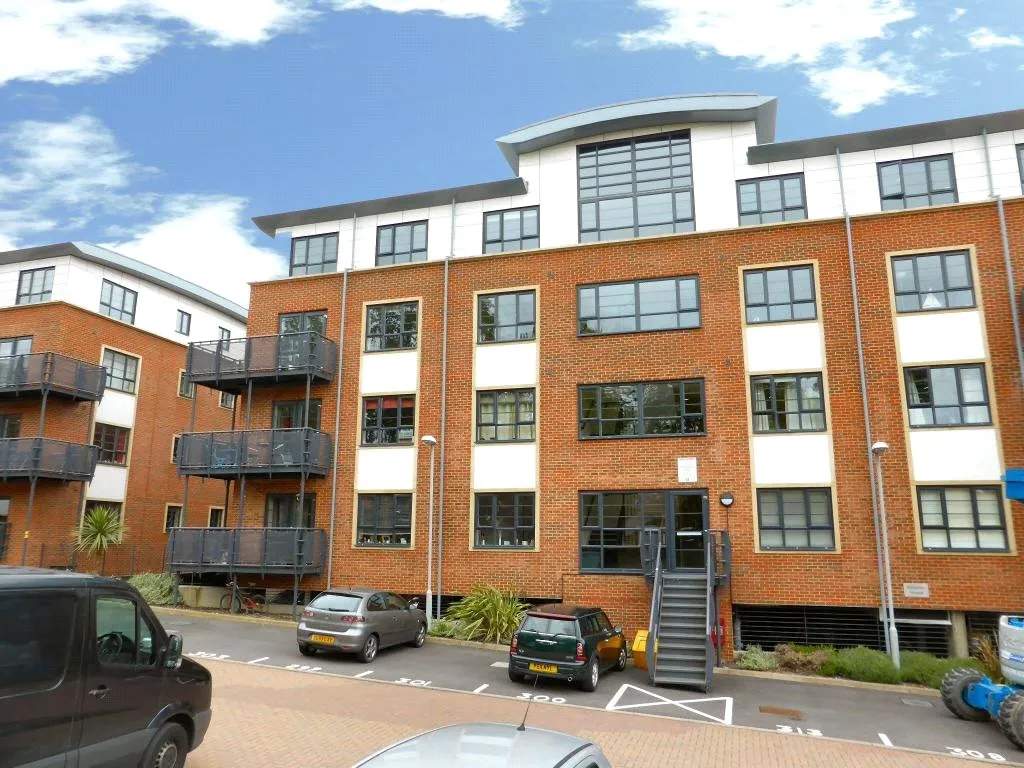 2 bed flat for sale — Beverley House, Wallis Square, Farnborough, GU14 7GR