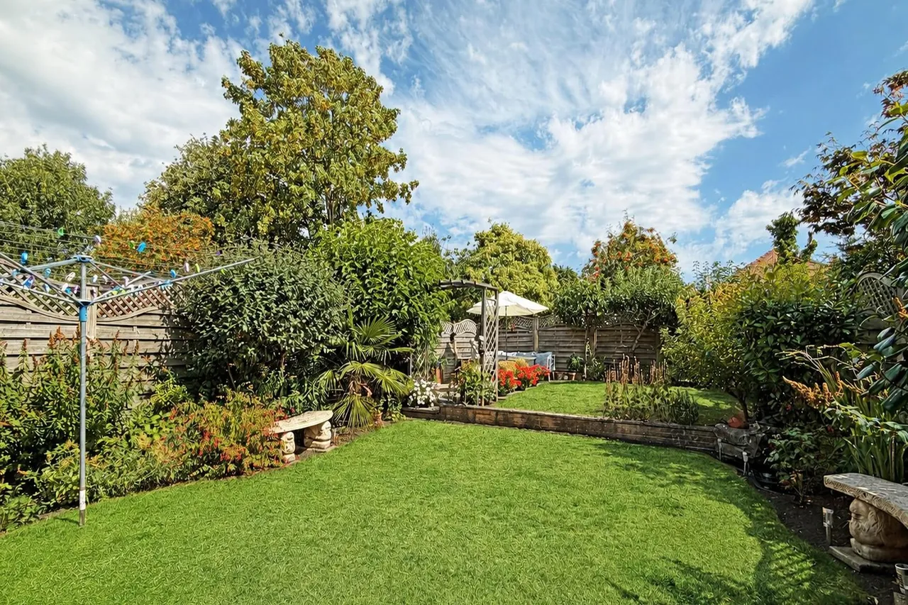 Bedford Drive, Timperley, Cheshire WA15 7XB, photo 5