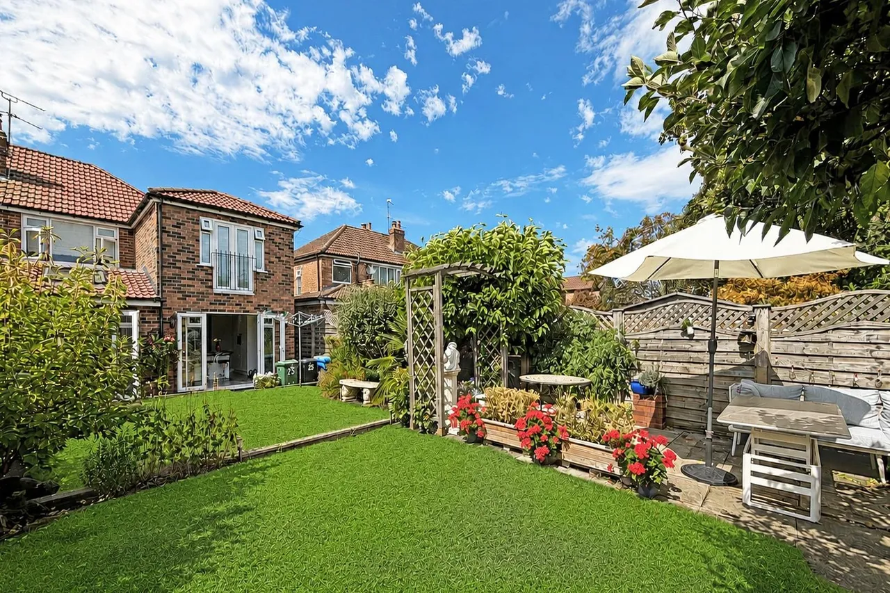 Bedford Drive, Timperley, Cheshire WA15 7XB, photo 6