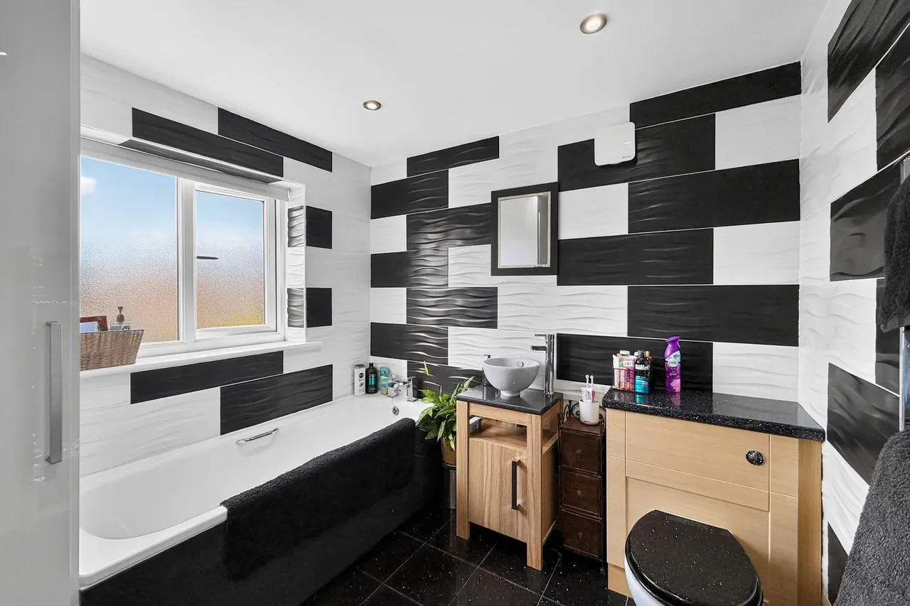 Bedford Drive, Timperley, Cheshire WA15 7XB, photo 13