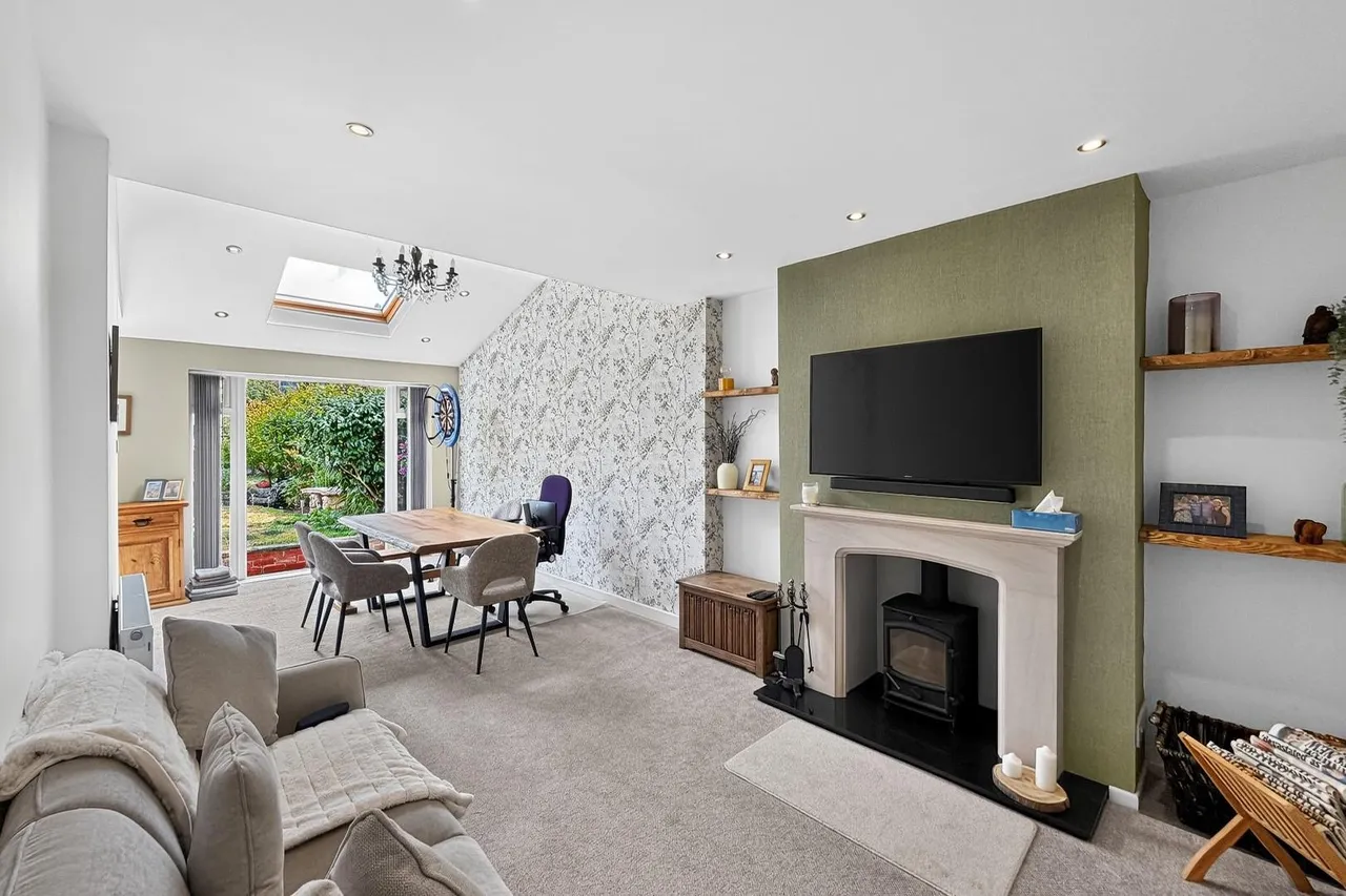 Bedford Drive, Timperley, Cheshire WA15 7XB, photo 3