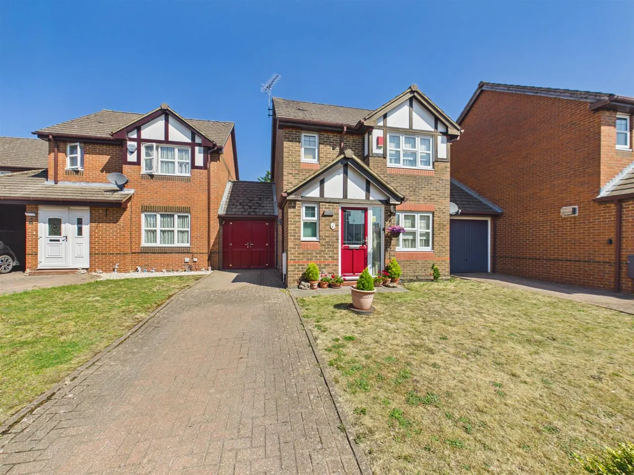 3 bed property for sale — Elliott Avenue, Ruislip, Middlesex, HA4 9LZ