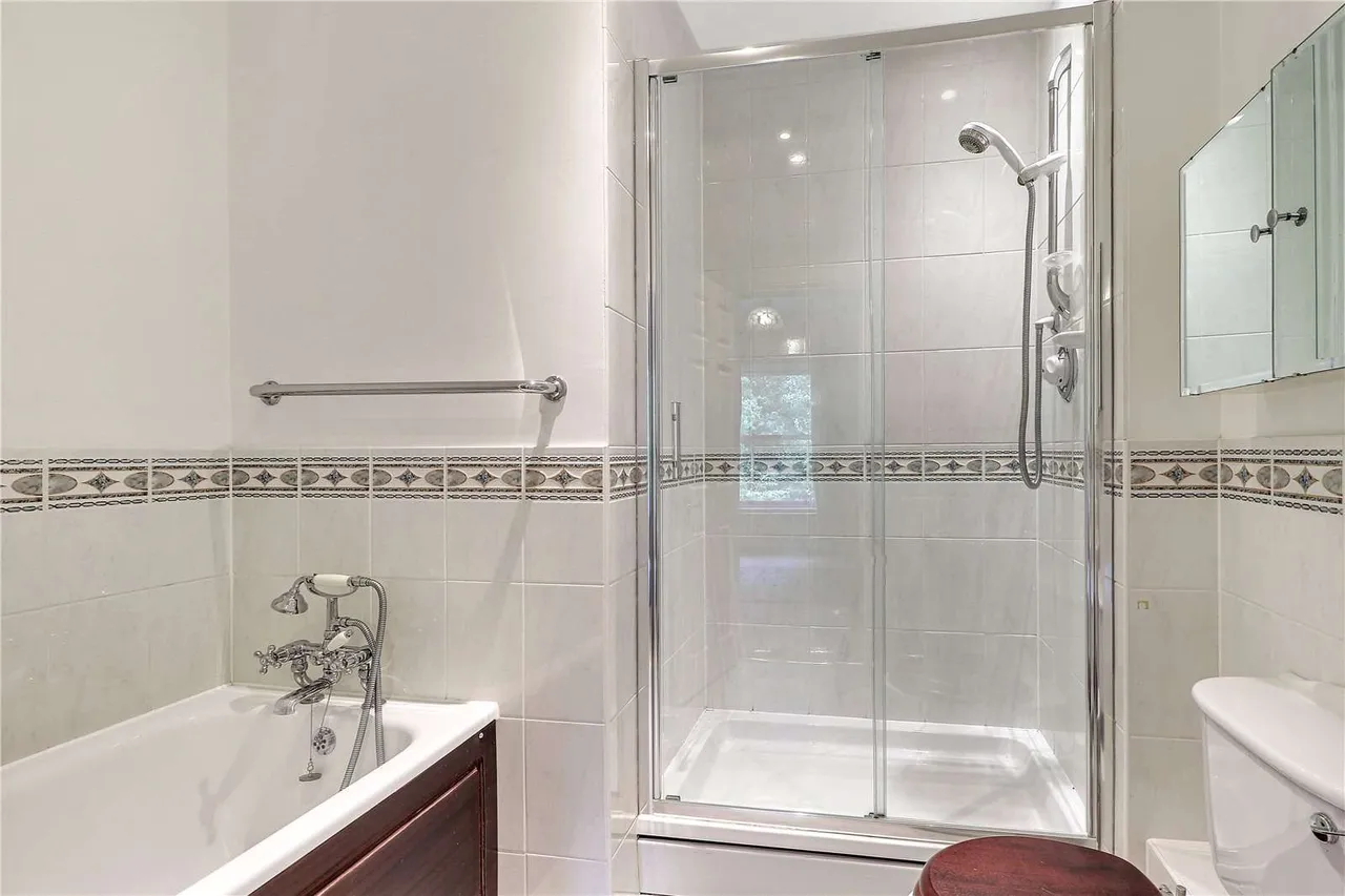 Beaumont Court, 25 Frant Road, Tunbridge Wells, Kent, TN2 5GT, photo 6