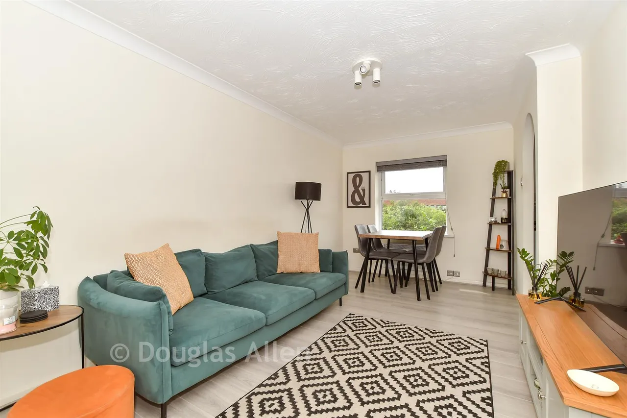 Burns Avenue, Chadwell Heath, RM6, photo 5
