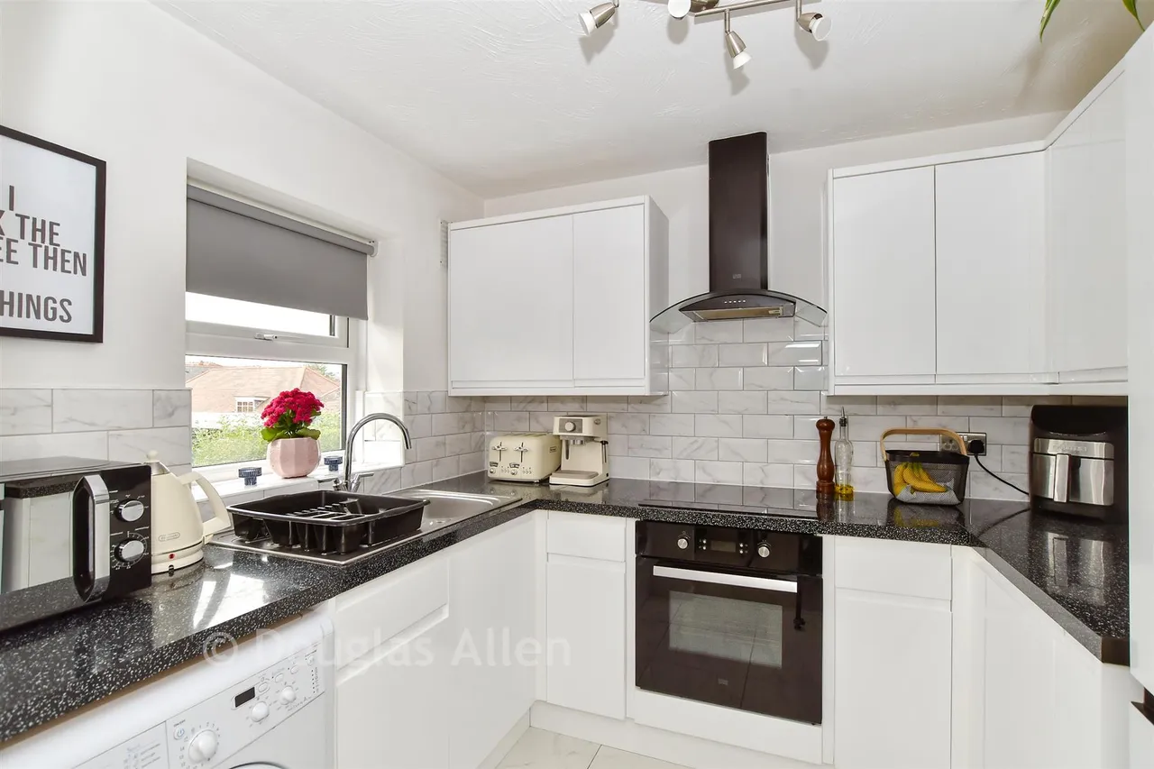 Burns Avenue, Chadwell Heath, RM6, photo 6