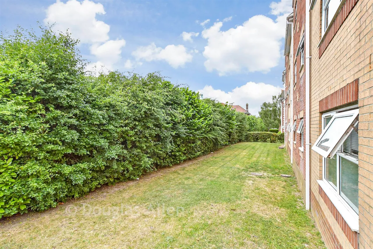 Burns Avenue, Chadwell Heath, RM6, photo 13