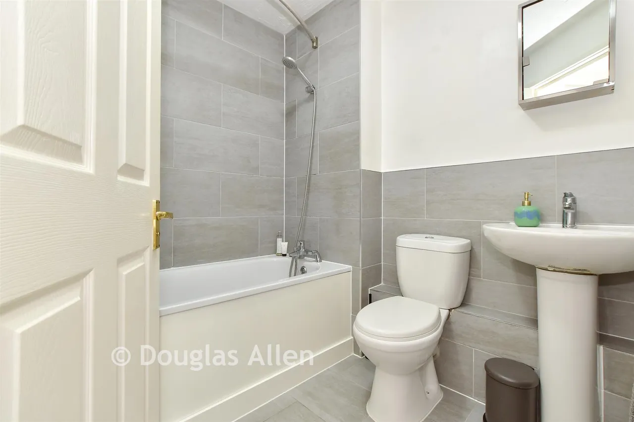 Burns Avenue, Chadwell Heath, RM6, photo 7