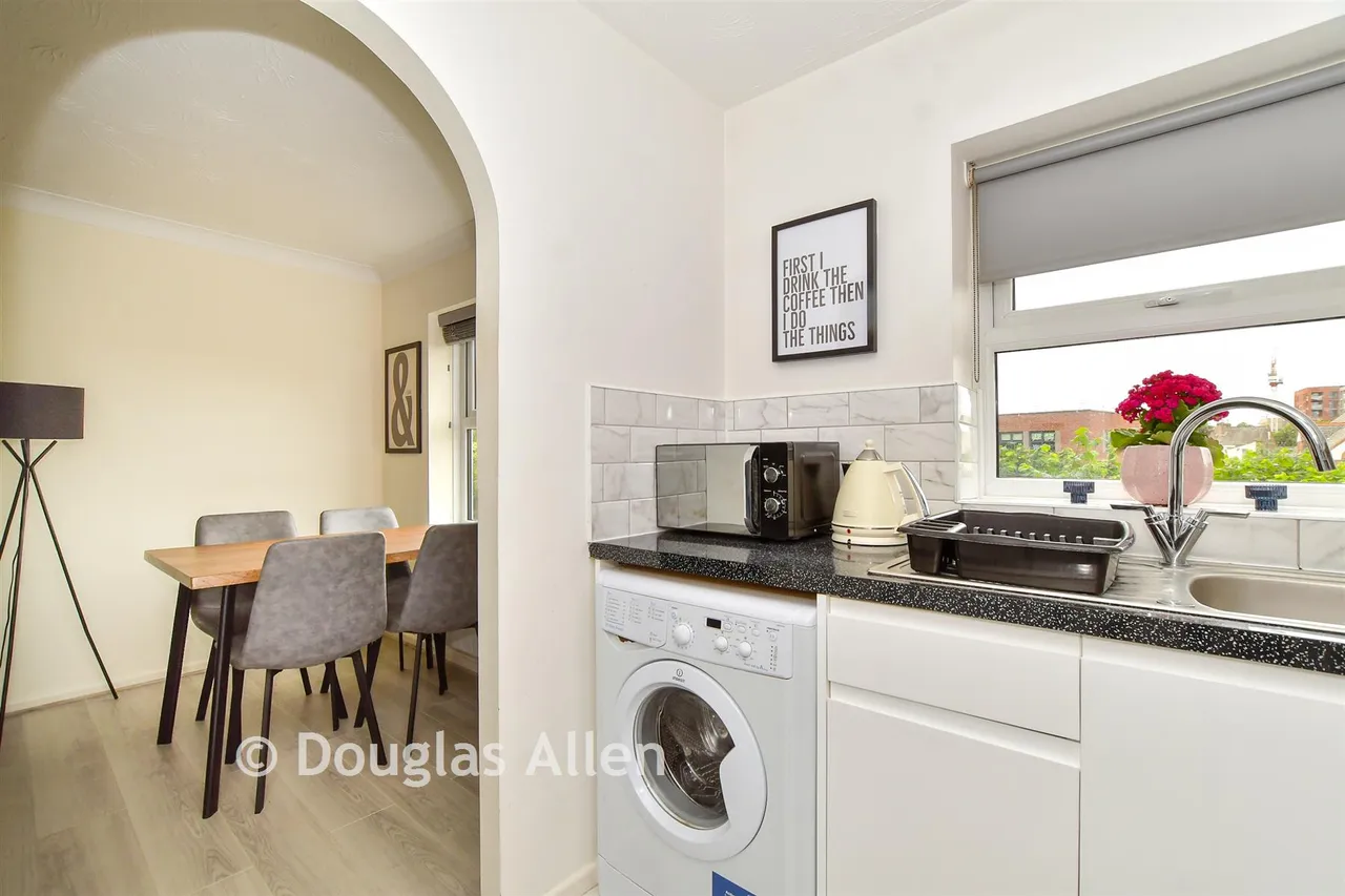 Burns Avenue, Chadwell Heath, RM6, photo 12