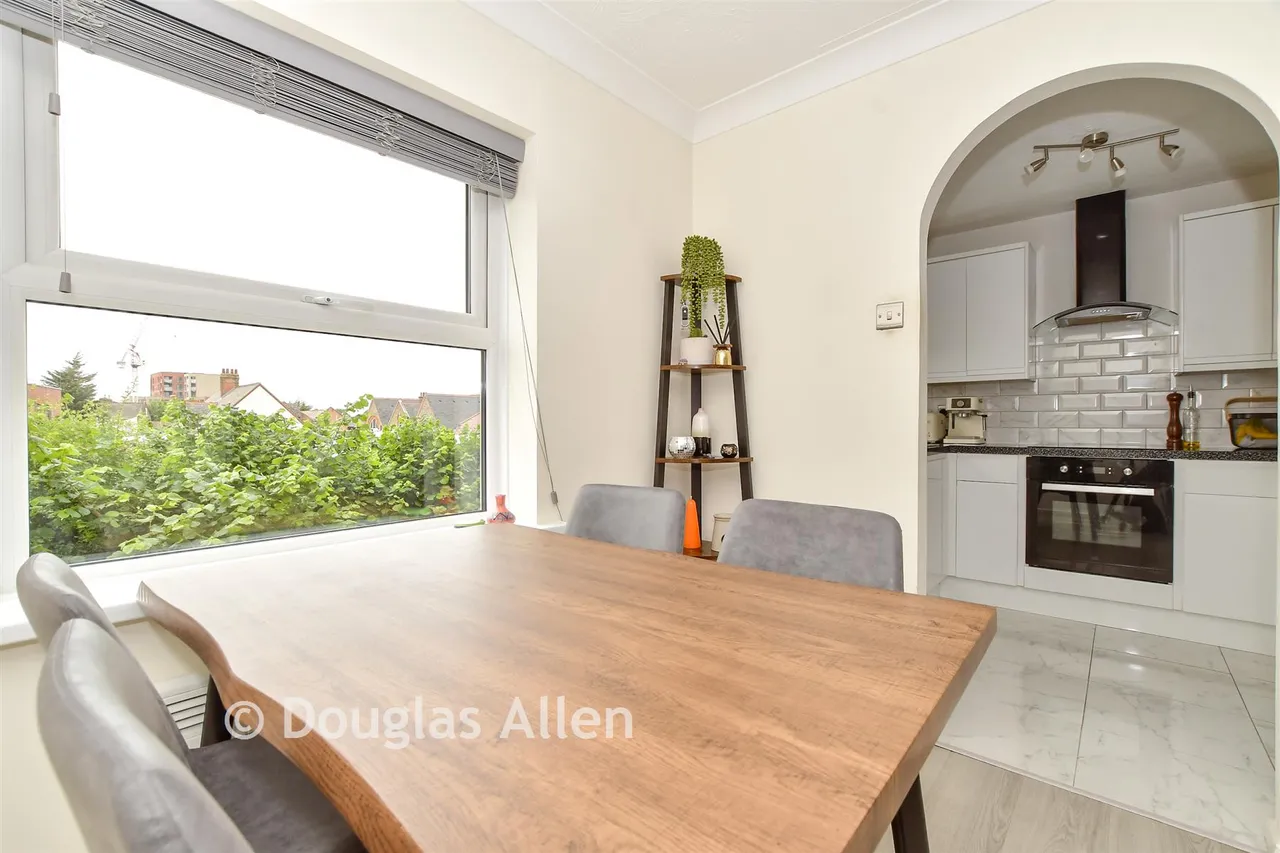 Burns Avenue, Chadwell Heath, RM6, photo 9