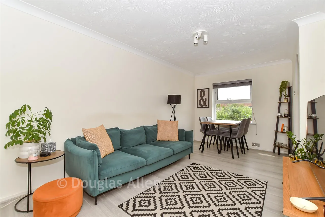 Burns Avenue, Chadwell Heath, RM6, photo 4