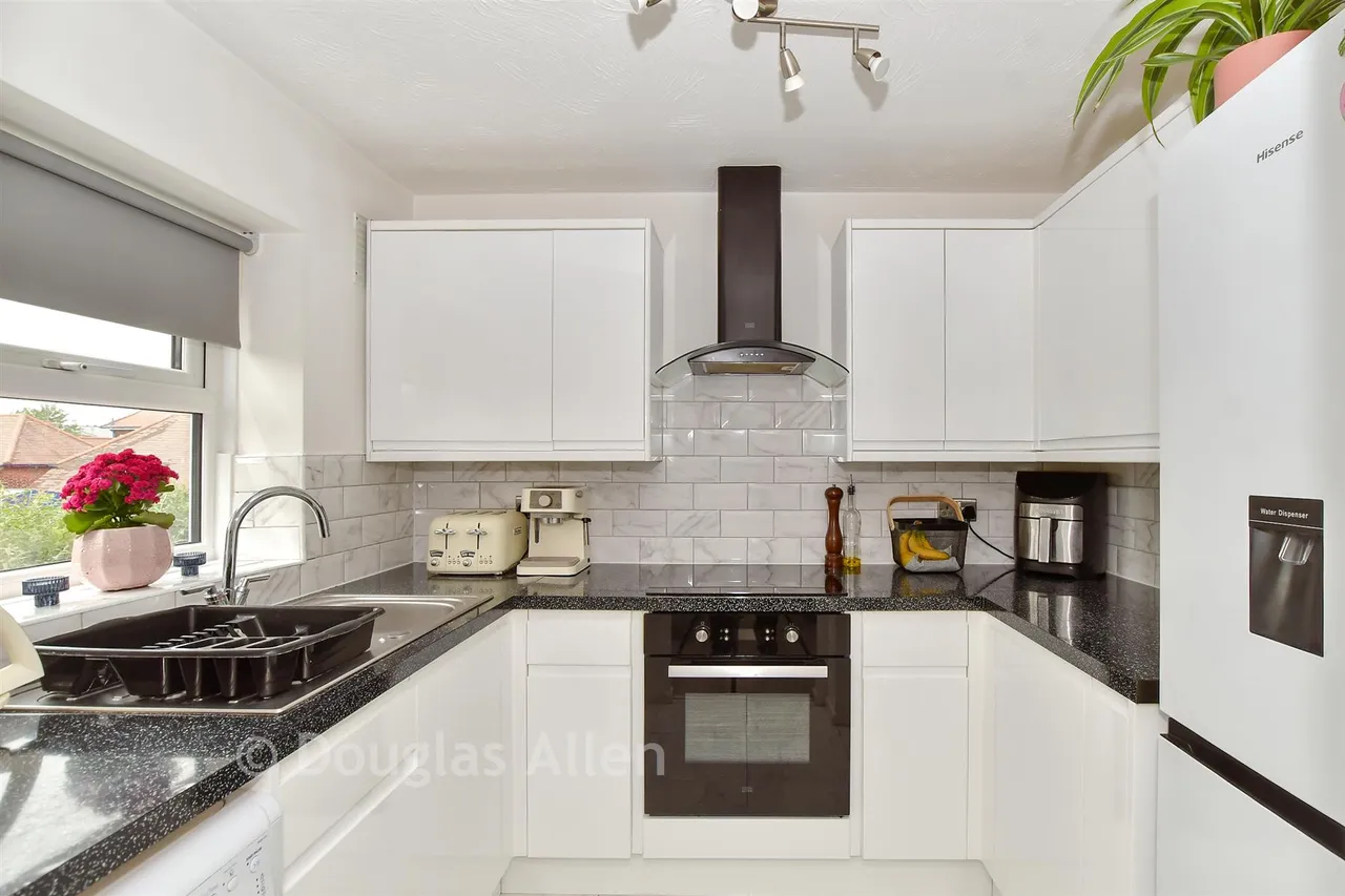 Burns Avenue, Chadwell Heath, RM6, photo 3