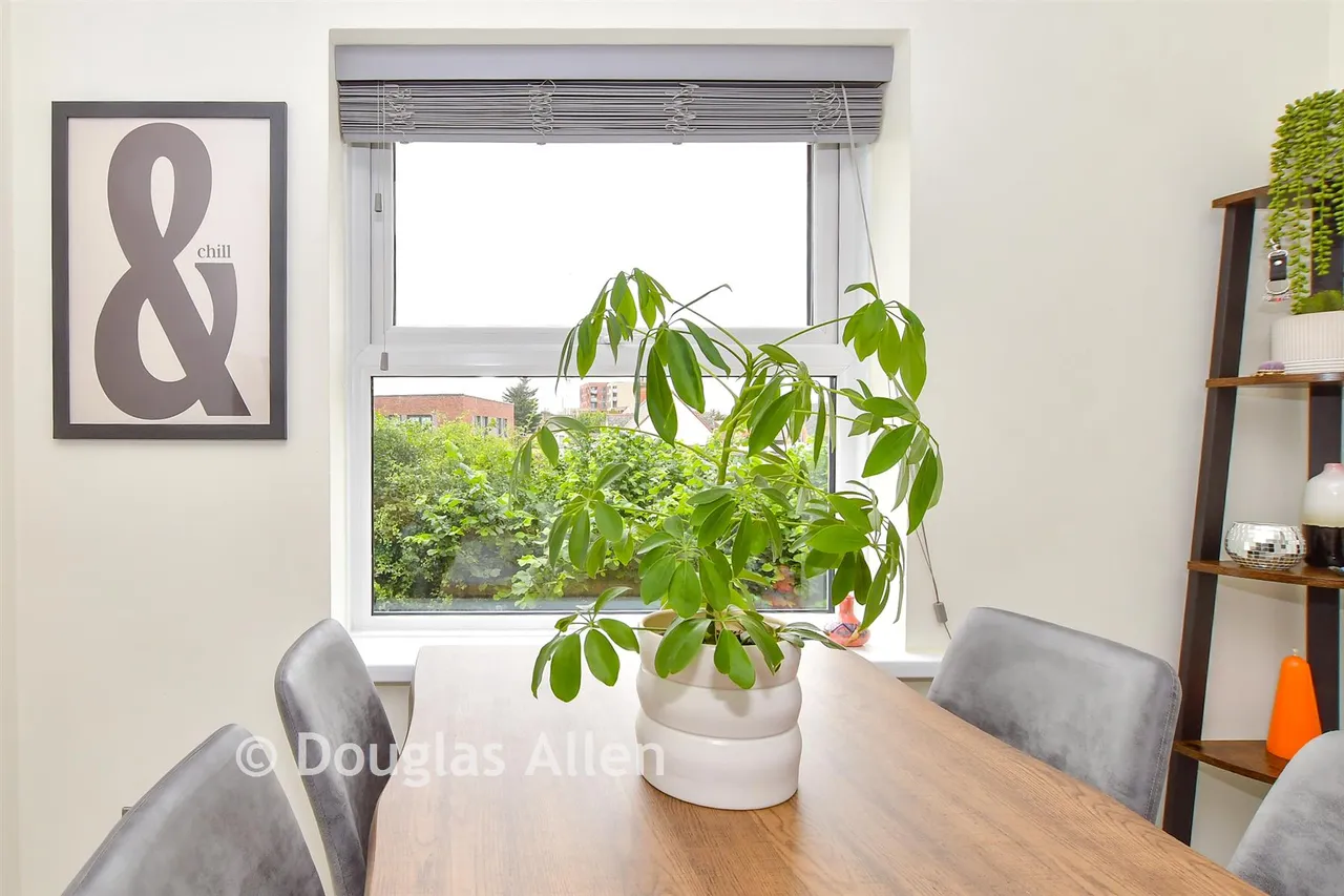 Burns Avenue, Chadwell Heath, RM6, photo 11