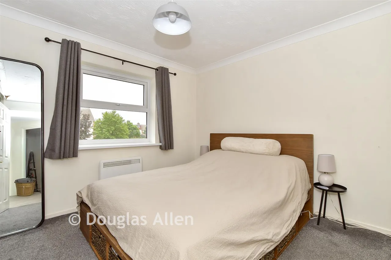 Burns Avenue, Chadwell Heath, RM6, photo 2