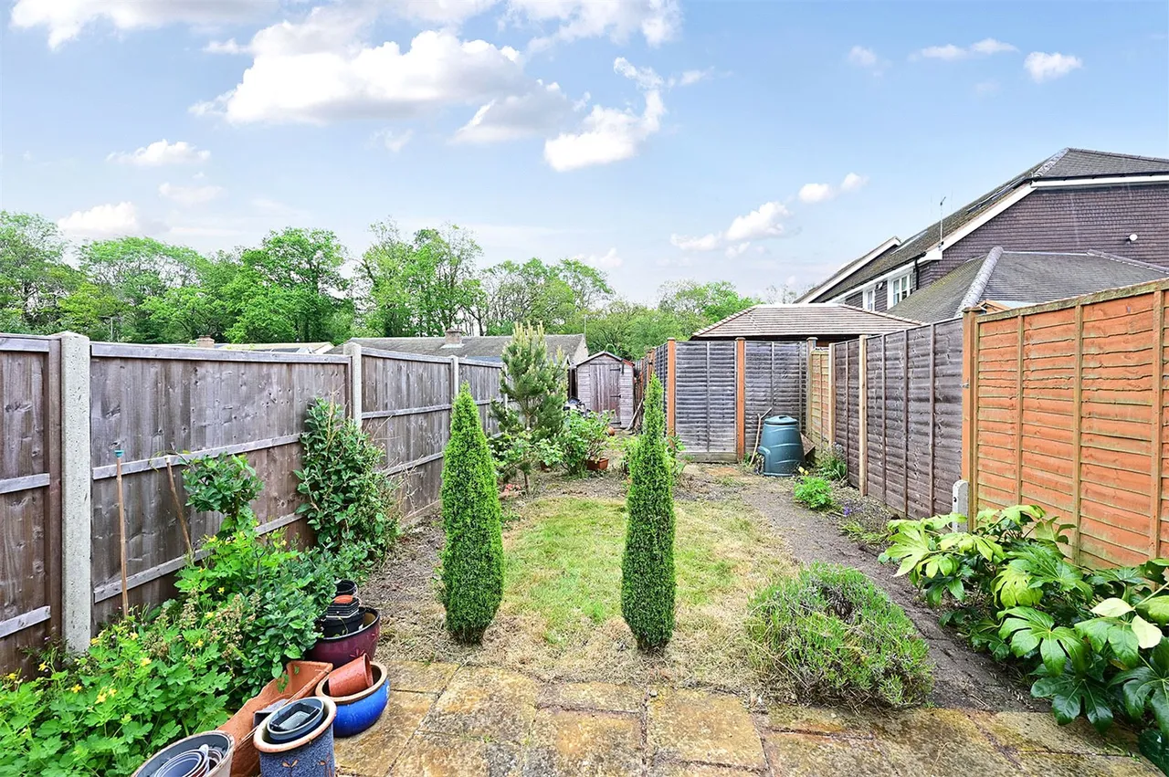 Frensham Close, Yateley, Hampshire, GU46 6QA, photo 6