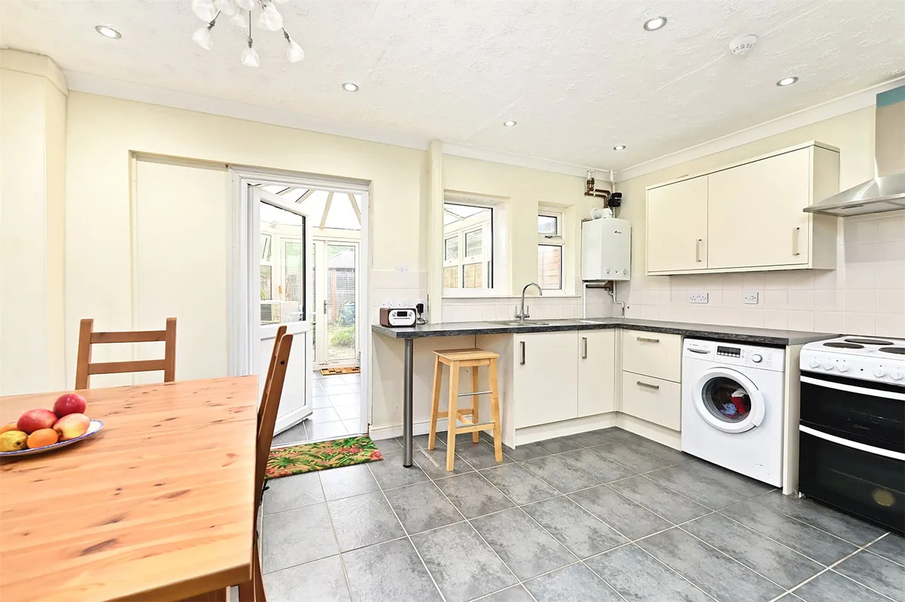 Frensham Close, Yateley, Hampshire, GU46 6QA, photo 3