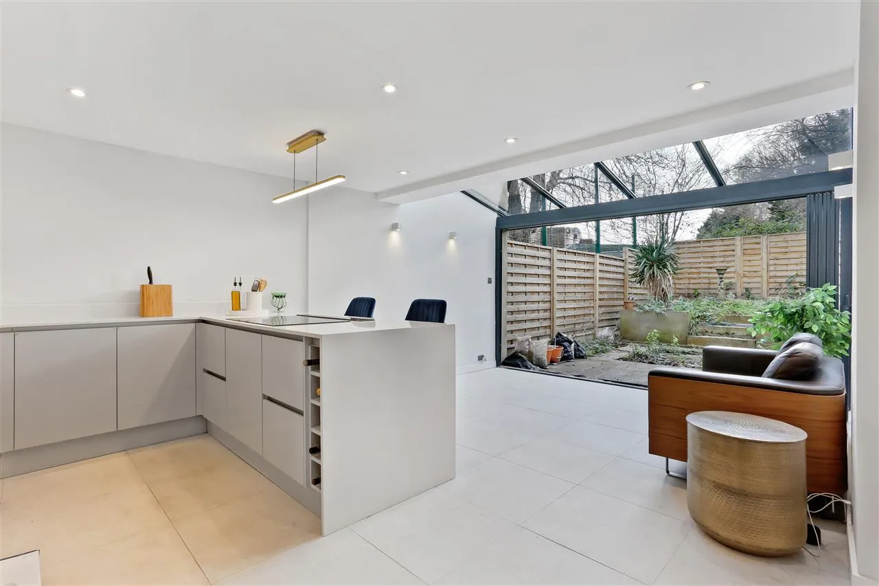 4 bed house for sale — Trecastle Way, London