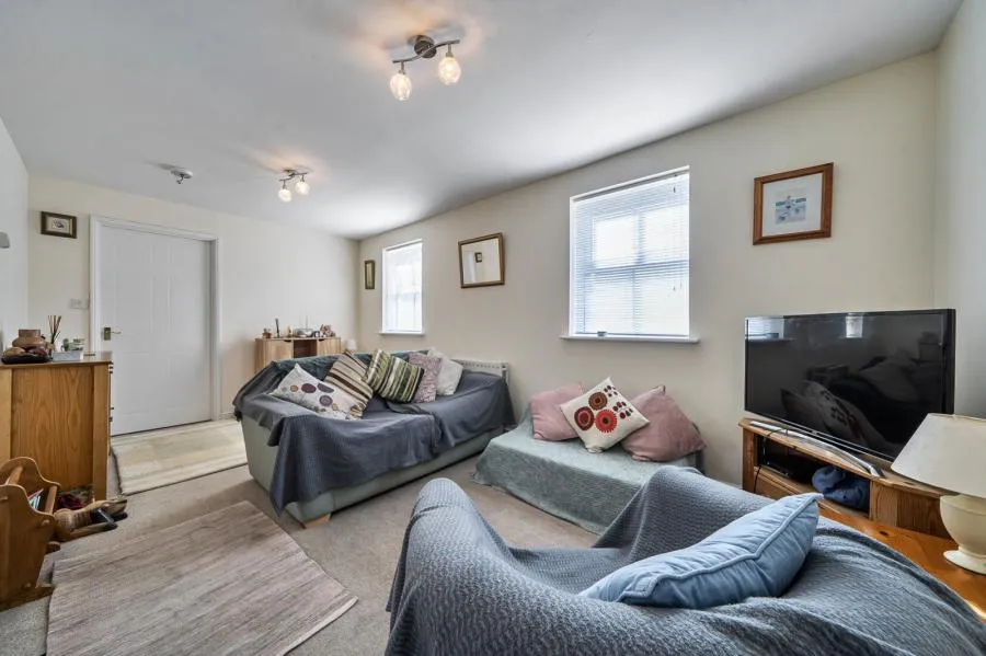Great Meadow Way, Aylesbury, HP19, photo 2
