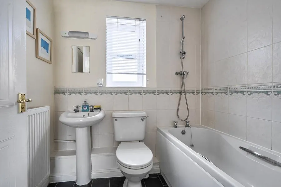 Great Meadow Way, Aylesbury, HP19, photo 17