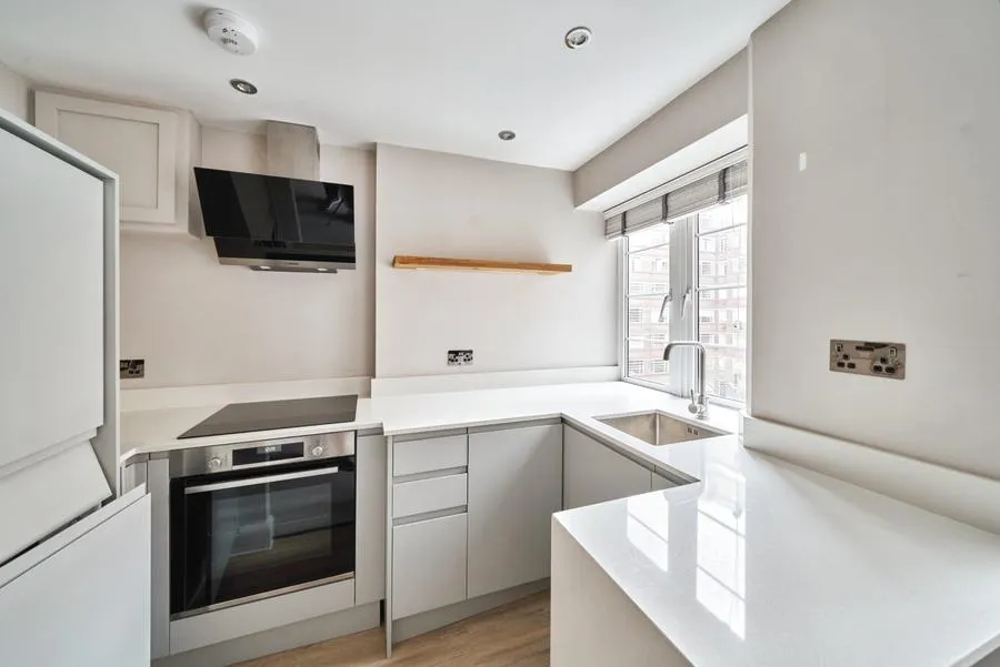 Balham High Road, London, SW17, photo 2