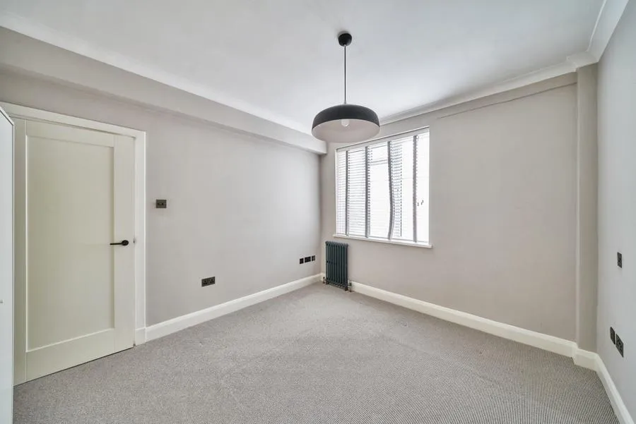 Balham High Road, London, SW17, photo 4