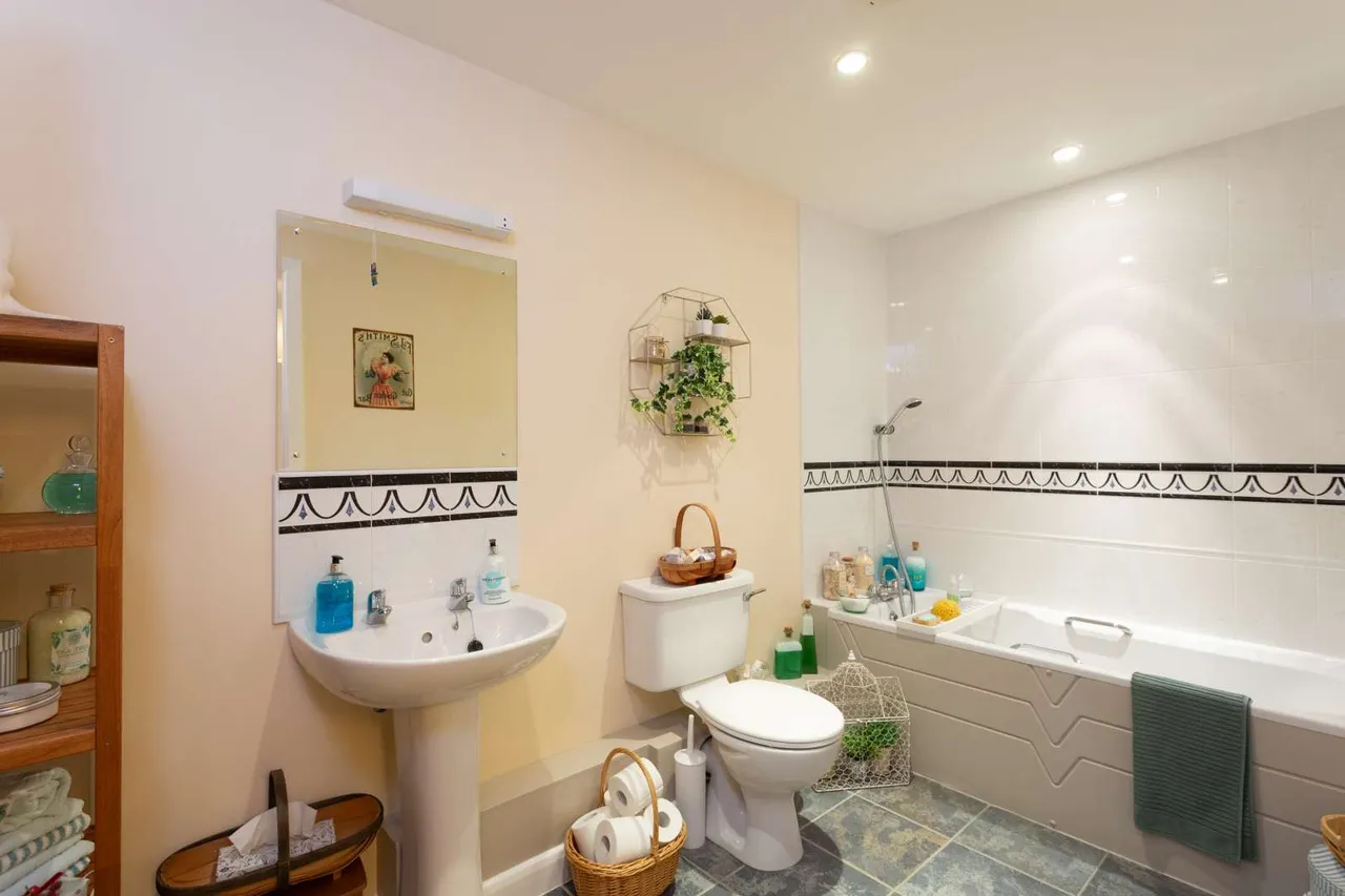 Leeman Road, York, North Yorkshire, YO26 4ZF, photo 8