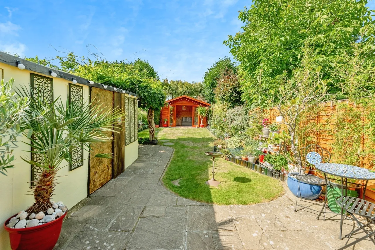 3 bed house for sale — Orchard Way, Reigate