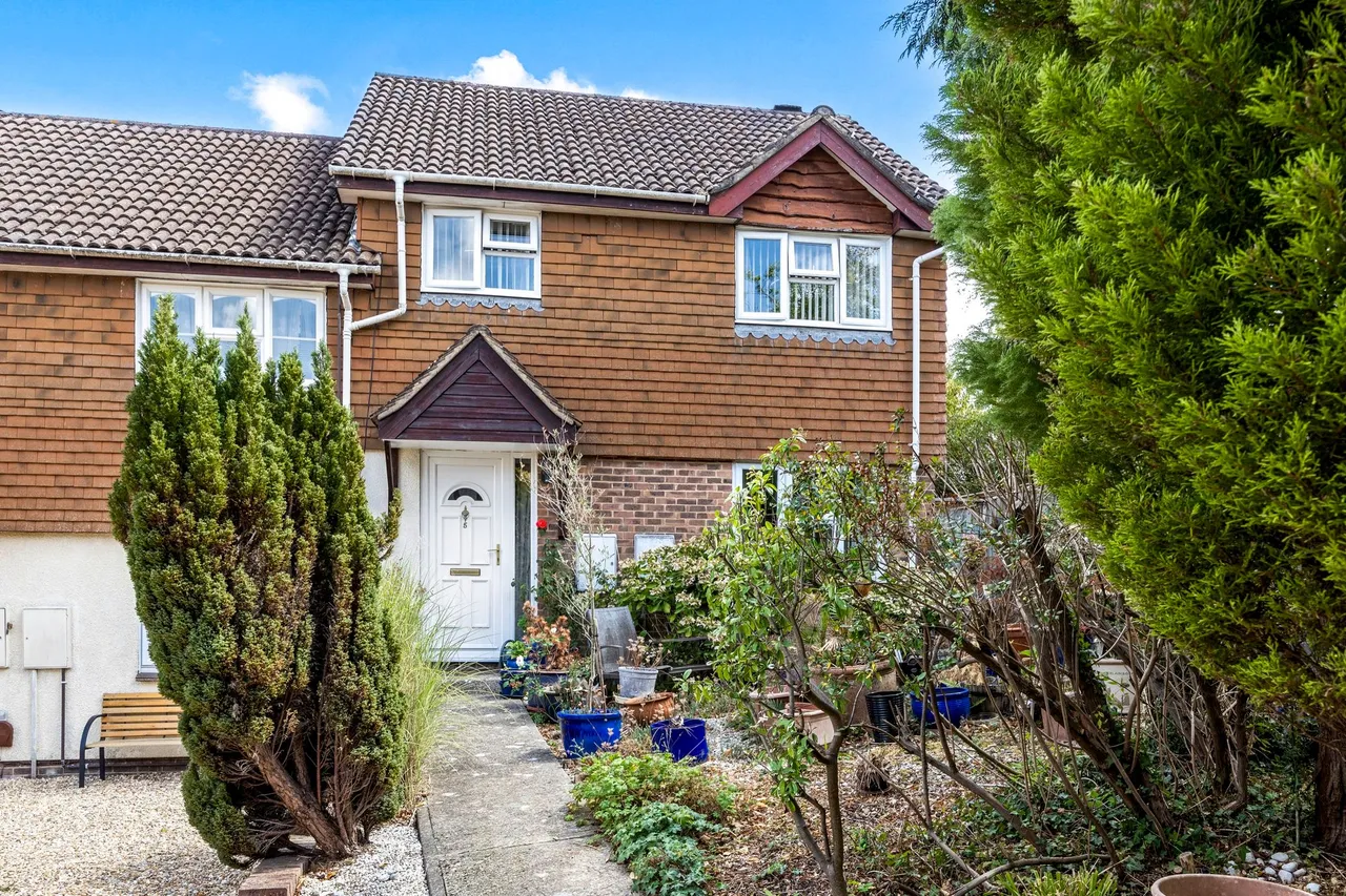 3 bed property for sale, Burchetts Close, Haywards Heath, RH16