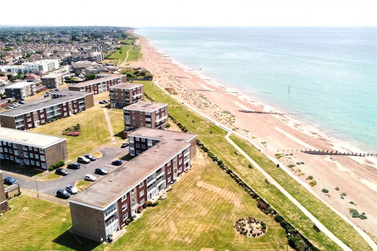2 bed flat for sale, Rustington, Littlehampton, BN16