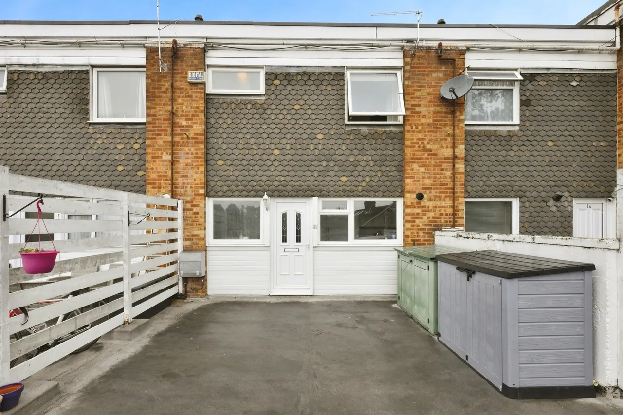 2 bed flat for sale — The Precinct, Broxbourne