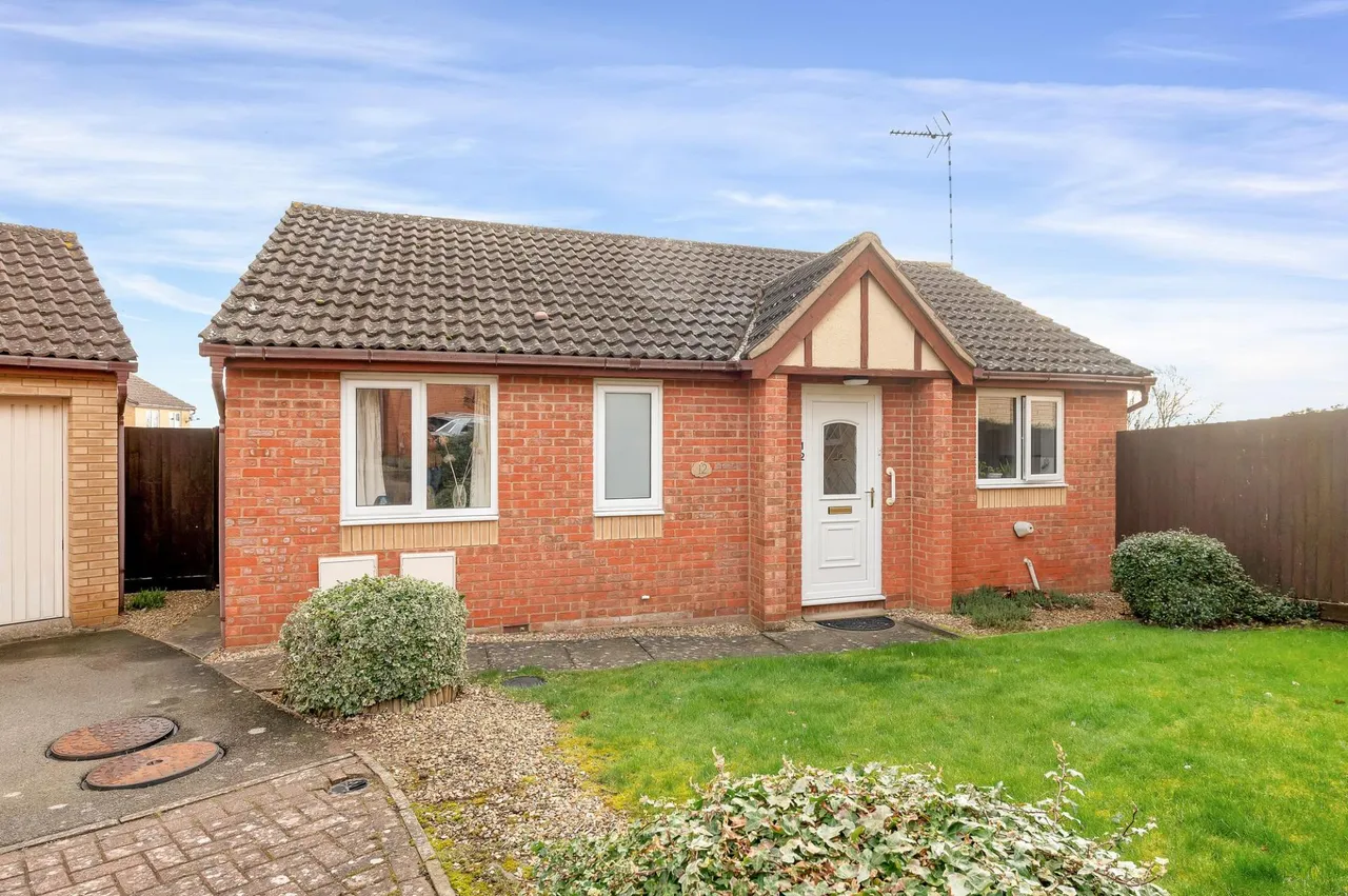 2 bed house for sale, Hilltop Drive, Oakham, LE15