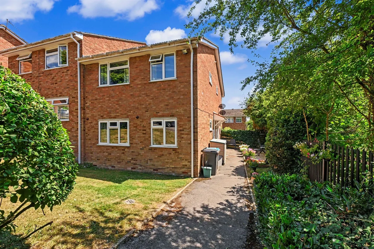 2 bed flat for sale — Chiltern Park Avenue, Berkhamsted