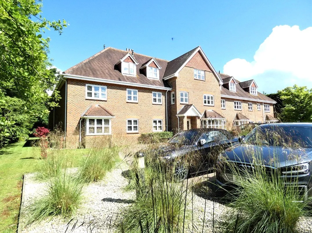 2 bed flat to rent — Wessex Grange, Reading Road, Sherfield-on-Loddon, Hook, RG27 0ER