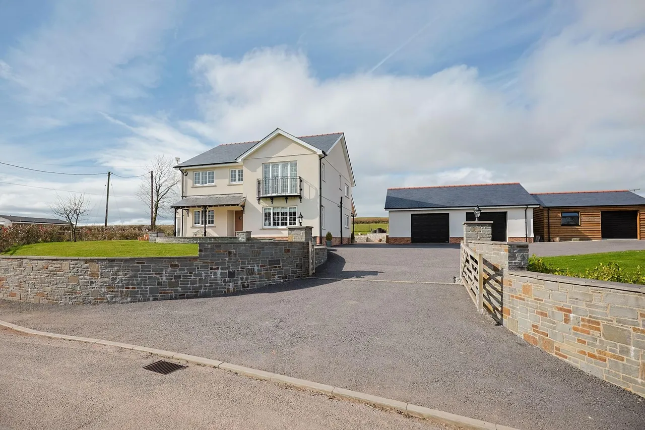 Pedrheol, Llanddarog, SA32, photo 44
