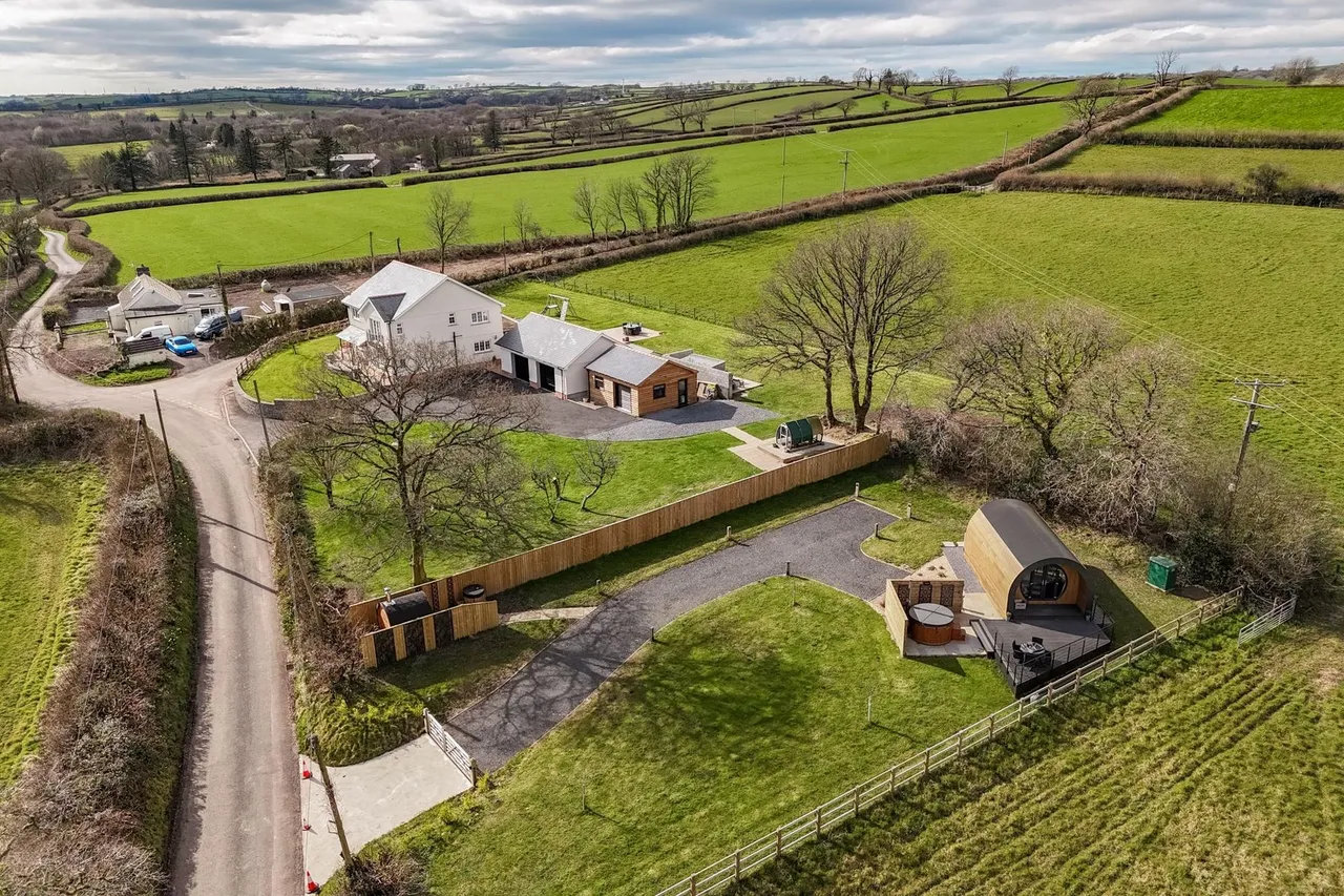 Pedrheol, Llanddarog, SA32, photo 42