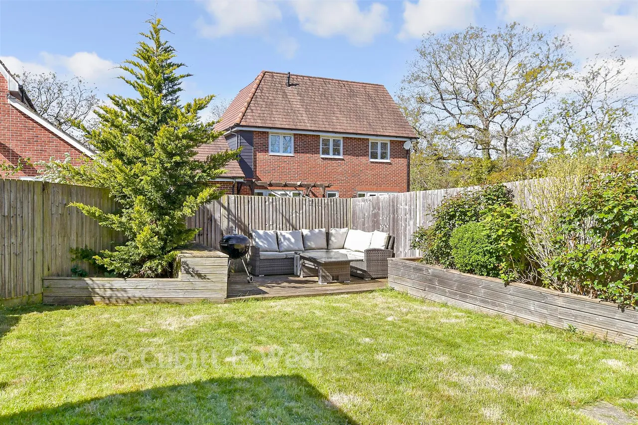 Hawking Drive, Cranleigh, GU6, photo 2