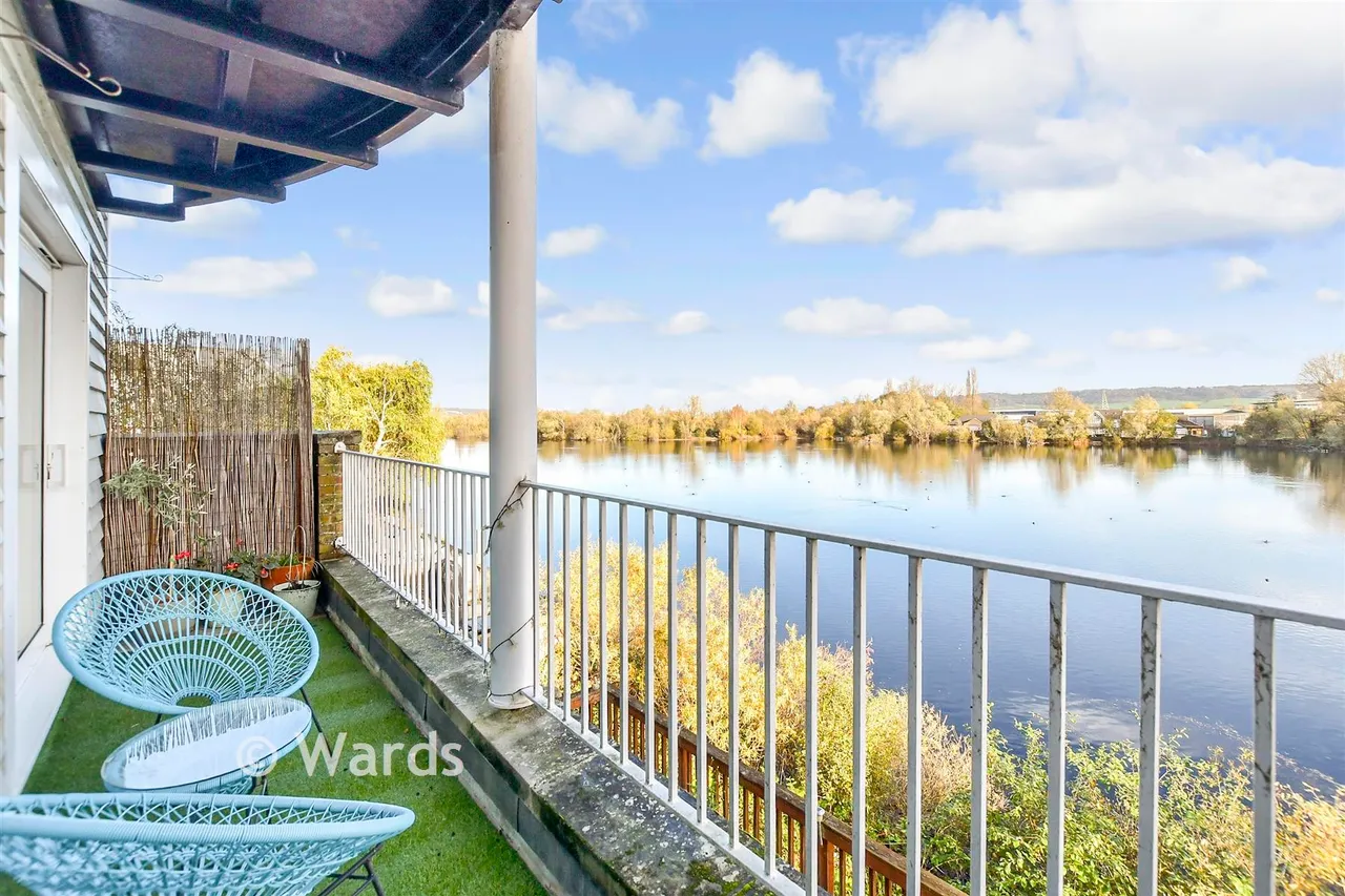 The Lakes, Larkfield, ME20, photo 11