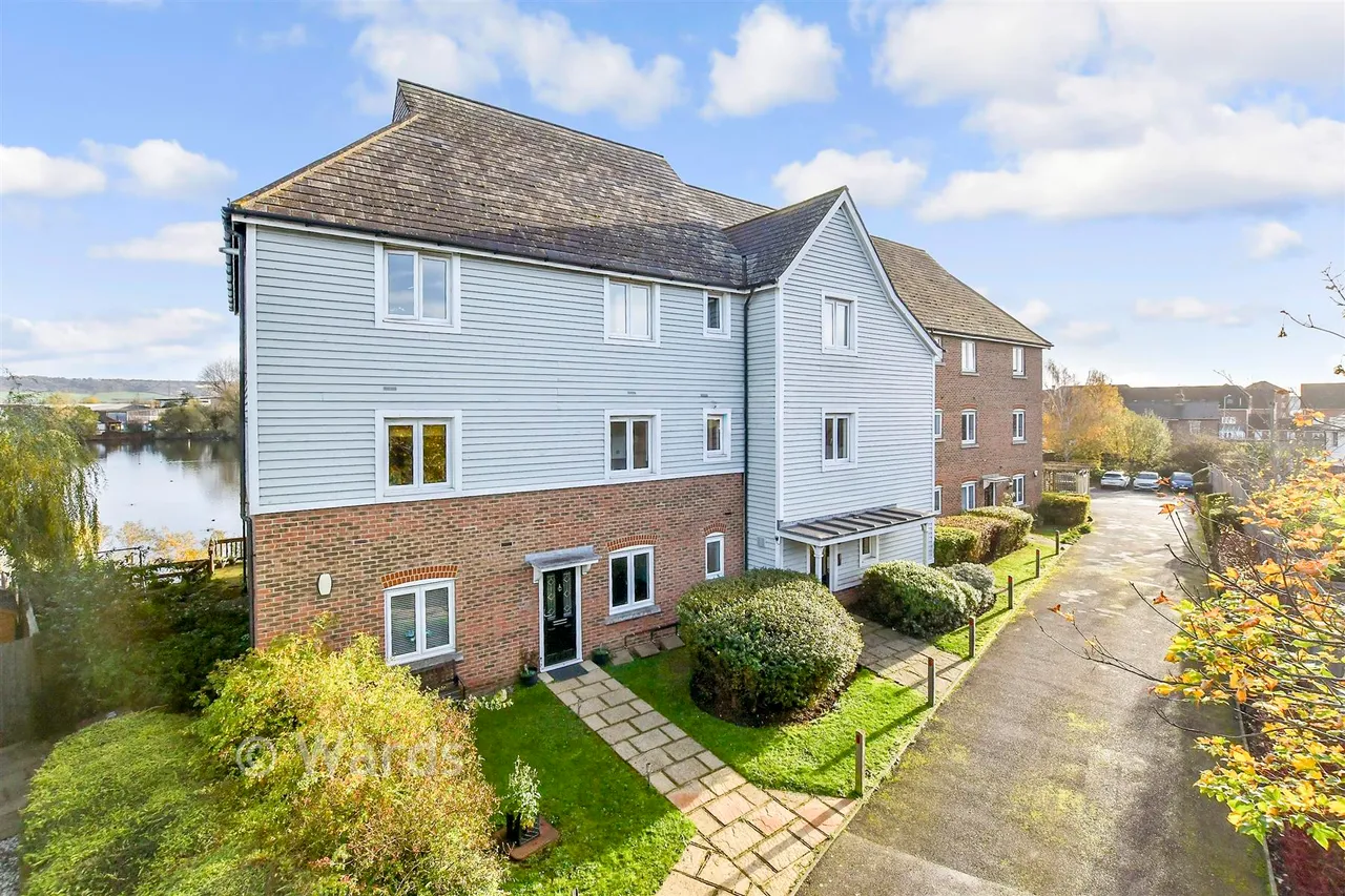 2 bed flat for sale, The Lakes, Larkfield, ME20