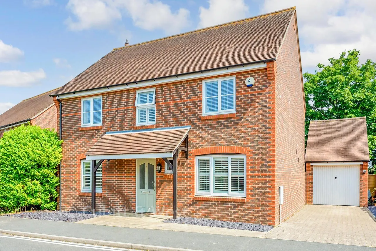 4 bed house for sale, Walwyn Close, PO20