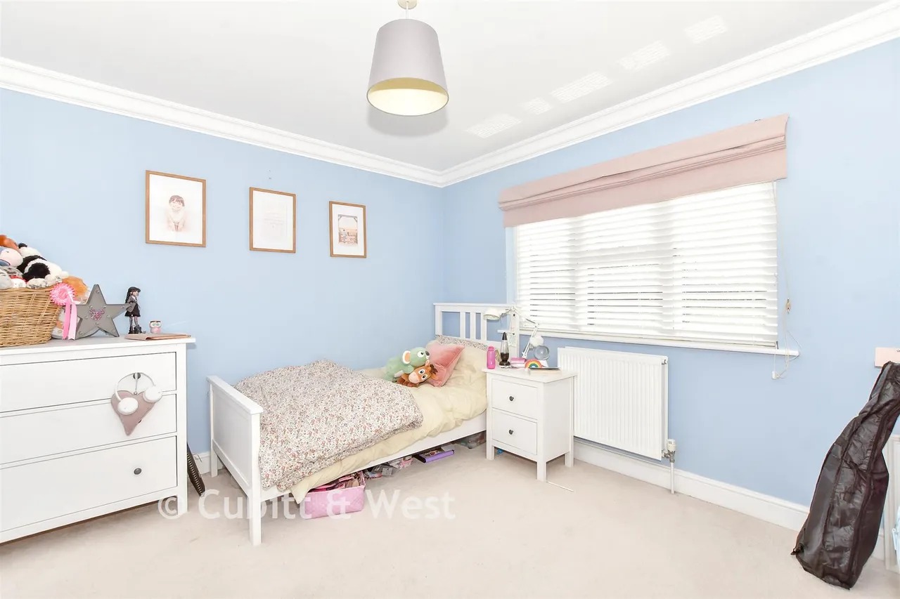 Walwyn Close, PO20, photo 9