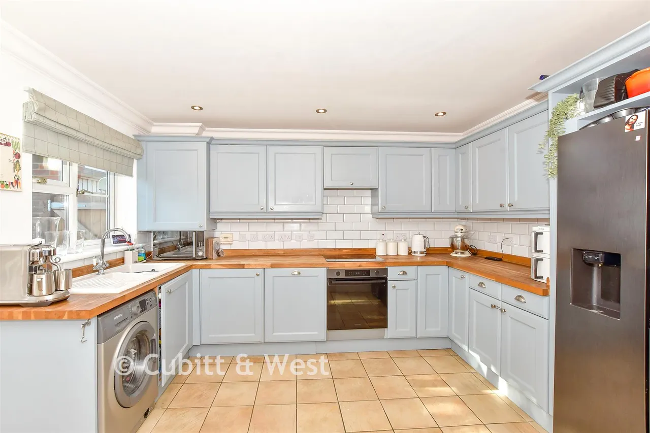 Walwyn Close, PO20, photo 4