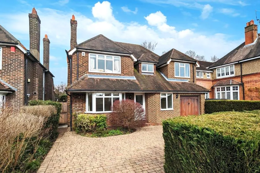 4 bed house to rent, Waldens Park Road, Woking, GU21