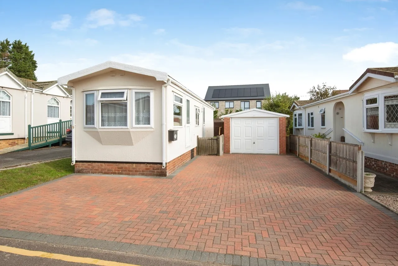 2 bed mobile home for sale, Long Close, Lower Stondon, SG16