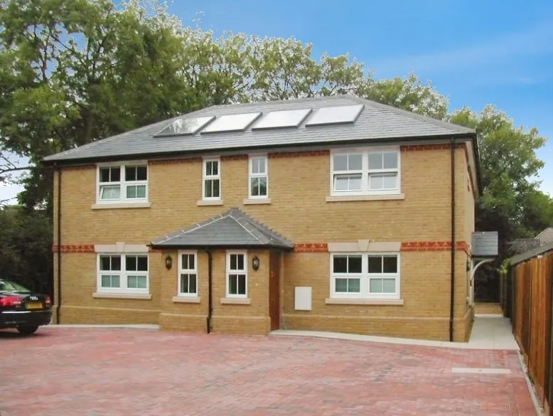 2 bed flat to rent, Victoria Street, Englefield Green, TW20