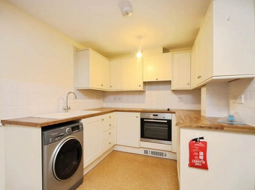 Victoria Street, Englefield Green, TW20, photo 2