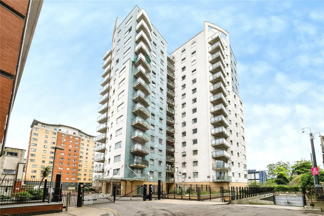 2 bed flat for sale, Axon Place, Ilford, IG1