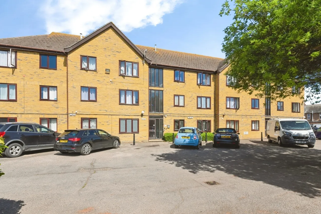 1 bed flat for sale — Warwick Road, Clacton-on-Sea, Essex, CO15