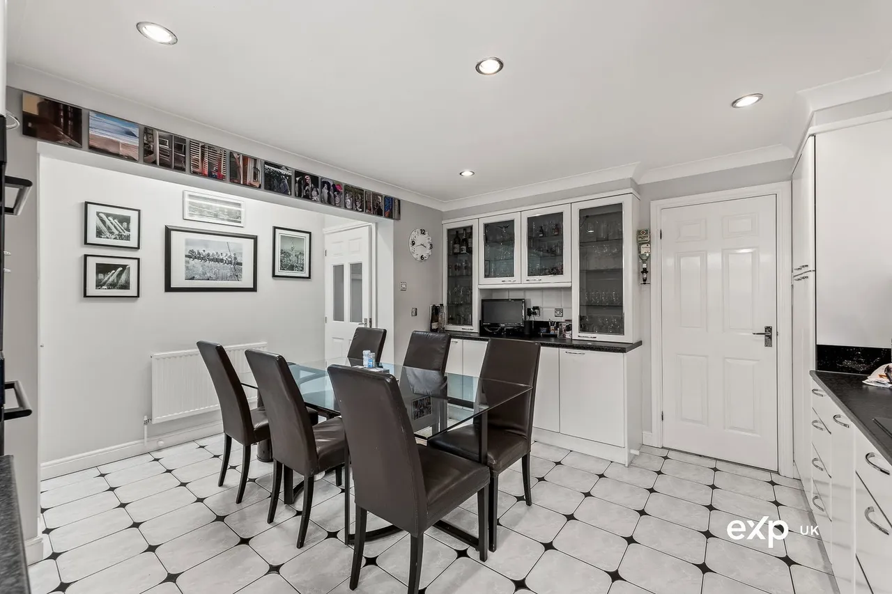 Regina Crescent, Ravenshead, photo 8