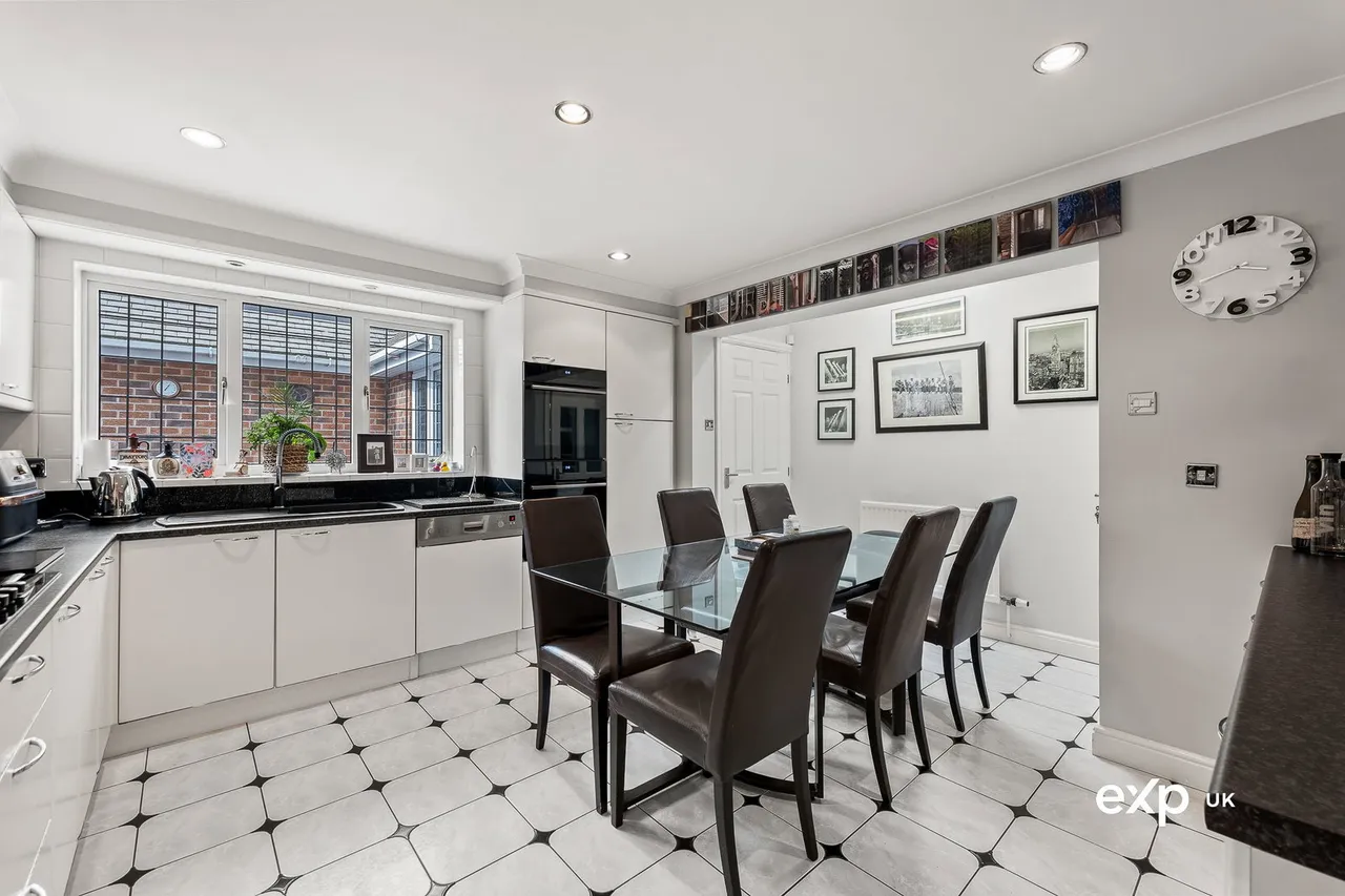 Regina Crescent, Ravenshead, photo 6