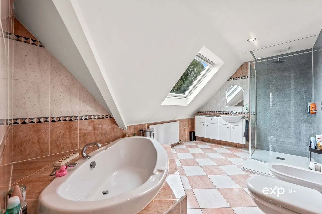 Regina Crescent, Ravenshead, photo 29