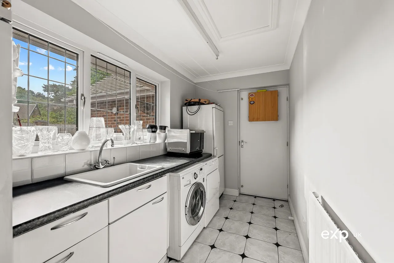 Regina Crescent, Ravenshead, photo 9